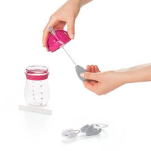 Load image into Gallery viewer, OXO Tot On the Go Straw &amp; Sippy Cup Top Cleaning Set
